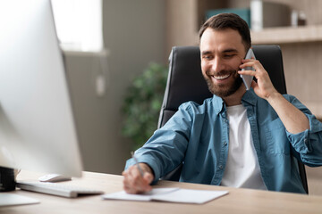 Aufkleber - Smiling Businessman Taking Notes While Having Phone Conversation In Office