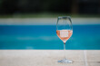 Leckerer Kühler Rose am Swimming Pool, Erfrischung im Sommer mit Eiswürfel gekühltes Getränk, Alkoholfreier Wein im Weinglas 
