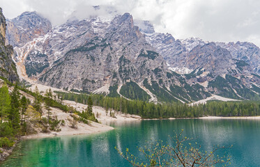 Wall Mural - Pragser Wildsee in den Dolomiten, Südtirol