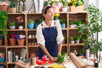 Canvas Print - Young beautiful hispanic woman florist make bouquet of flowers at florist