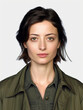 © www.freund-foto.de - Passbild biometrisch Gesicht Frau mit neutralem Hintergrund, ai generativ