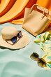 Accesorios de ropa para verano. Gafas de sol, sombrero estilo pamela para la playa sobre una toalla. Gafas sombrero de paja y bolso de playa para las vacaciones de verano. Generative ai.