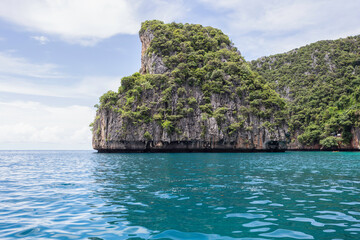 Wall Mural - Beautiful tropical island bay at Maya Bay on Phi Phi Leh Island in sunshine day, Krabi Province, Thailand