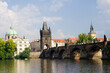 Karlsbrücke und Altstädter Brückenturm auf der Moldau, UNESCO-Weltkulturerbe, Prag, Tschechische Republik