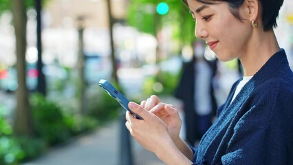 Poster - 街中でスマホを使う女性