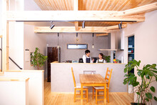 日本人の若い夫婦、新築のキッチン、戸建て住宅、