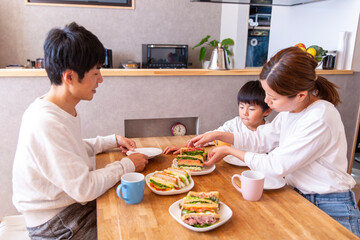 Wall Mural - 若い日本人の家族、休日のブランチ、サンドイッチ