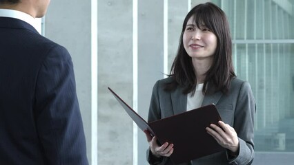 Poster - 話をする日本人男女