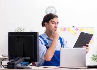 Wall Mural - Male it specialist working in the office