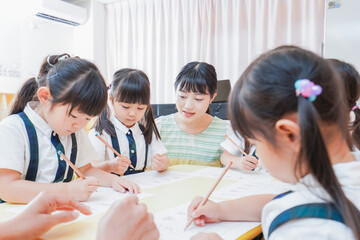 Wall Mural - 幼稚園で勉強をする子どもたち