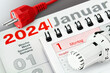 Konzept für Energie und Deutscher Kalender Datum 1. Januar 2024 Heizungsthermostat und rotes Stromkabel