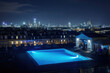 Ein Pool auf einer Dachterrasse in einer Stadt wie Paris
