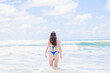 © photok - 海につかる水着姿のオーストラリア人女性の後ろ姿