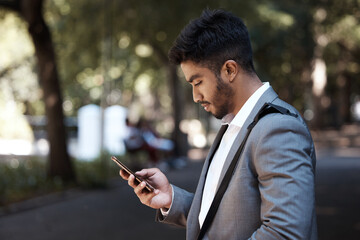 Aufkleber - Phone, search and Indian business man in a city for travel, social media and internet browsing. Smartphone, reading and male worker texting on app, message or tech on commute in a street in India