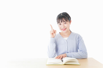 Poster - 勉強をしながら指を指す若い女子学生