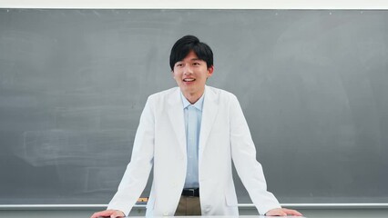 Poster - 教室で授業する男性教師