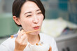 納豆ご飯を食べる若い女性　飲食イメージ