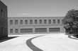 Modernes Gebäude einer Fabrik im Sommer bei Sonnenschein am Leitz-Park in Wetzlar an der Lahn in Hessen in neorealistischem Schwarzweiß