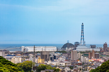 北九州市にある海辺の工場と綺麗な海