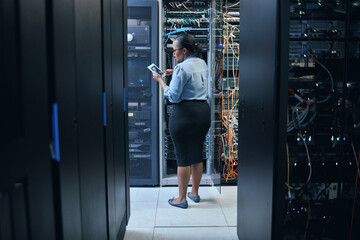 Fototapete - Woman, server room and engineer with a tablet for programming, system upgrade or cable maintenance. Black female technician in datacenter for network, software download or cybersecurity with IT app