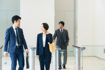 Fototapete - ロビーで会話するビジネスパーソンのグループ