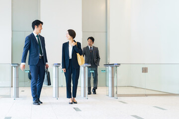 Aufkleber - ロビーで会話するビジネスパーソンのグループ