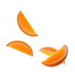 einzelne saftige ausgeschnittene Orangenstücke auf einem transparentem Himtergrund