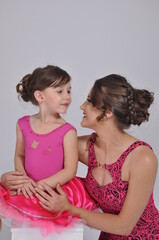 Sticker - mãe e filha sorridentes com vestido rosa de bailarina, conceito de feliz dia das mães 