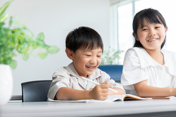 Wall Mural - 楽しく学習する子ども　child having fun learning