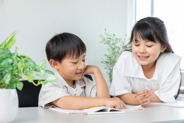 Wall Mural - 弟に宿題を教えるお姉ちゃん　Older sister teaching her little bro