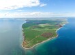 Luftaufnahme der gesamten Insel Fehmarn Faszinierende Vogelperspektive mit blauem Meer, Windrädern, Feldern, Dörfern, Strand und Fehmarnsundbrücke und Wolken