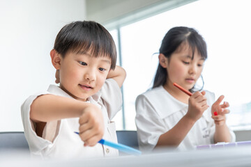 Wall Mural - 一生懸命勉強する子ども　child studying hard