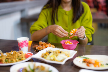 Canvas Print - Woman peel off shrimp at restaurant