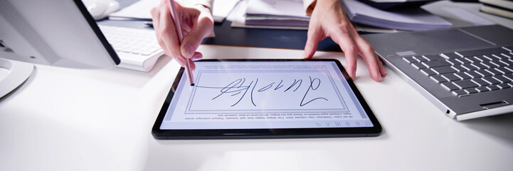 Poster - Contract E Signature
