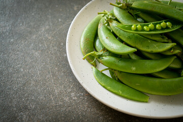 Wall Mural - fresh sweet green peas on plate