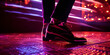 Schöne neue Tanz Schuhe auf dem Boden einer Diskothek, ai generativ