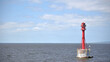 Czerwona stawa świetlna na torze wodnym na Zalewie Szczecińskim