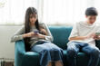 © arc image gallery - ソファーに座りスマートフォンを見る若者