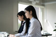 © arc image gallery - パソコンを使い勉強する日本人女子学生