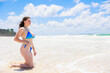 © photok - 大海原の前で膝立ちするオーストラリア人少女