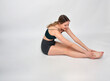 junge frau bei sport abnehmen training pilatis yoga strecthing balerina ballerina danceartist sportlich fitness fit