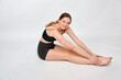 junge frau bei sport abnehmen training pilatis yoga strecthing balerina ballerina danceartist sportlich fitness fit