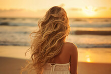 Frau Mit Langen Blonden Haaren Steht Am Strand Und Blick Auf Das Meer Im Sonnenuntergang. Generative AI