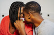 Casal negro latino em momento intimo escovando os dentes juntos no banheiro no Brasil no dia dos namorados