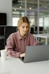 Worker laptop concentration self-employed telework