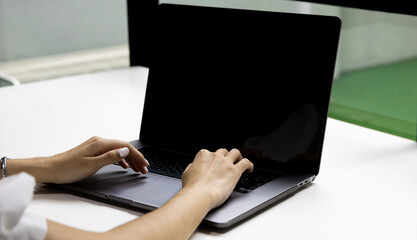 Fototapete - Woman using laptop notebook computer black blank screen.