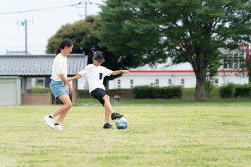 Wall Mural - 公園でサッカーをするアジア人の子供