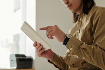 Aufkleber - Hand of young male manager pointing at tablet screen during presentation or while analyzing online financial data