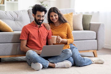 Poster - Indian Couple With Laptop And Coffee Relaxing In Living Room At Home