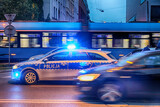 Fototapeta  - Policja polska radiowóz w akcji na ulicy w ruchu. Drogówka pościg.